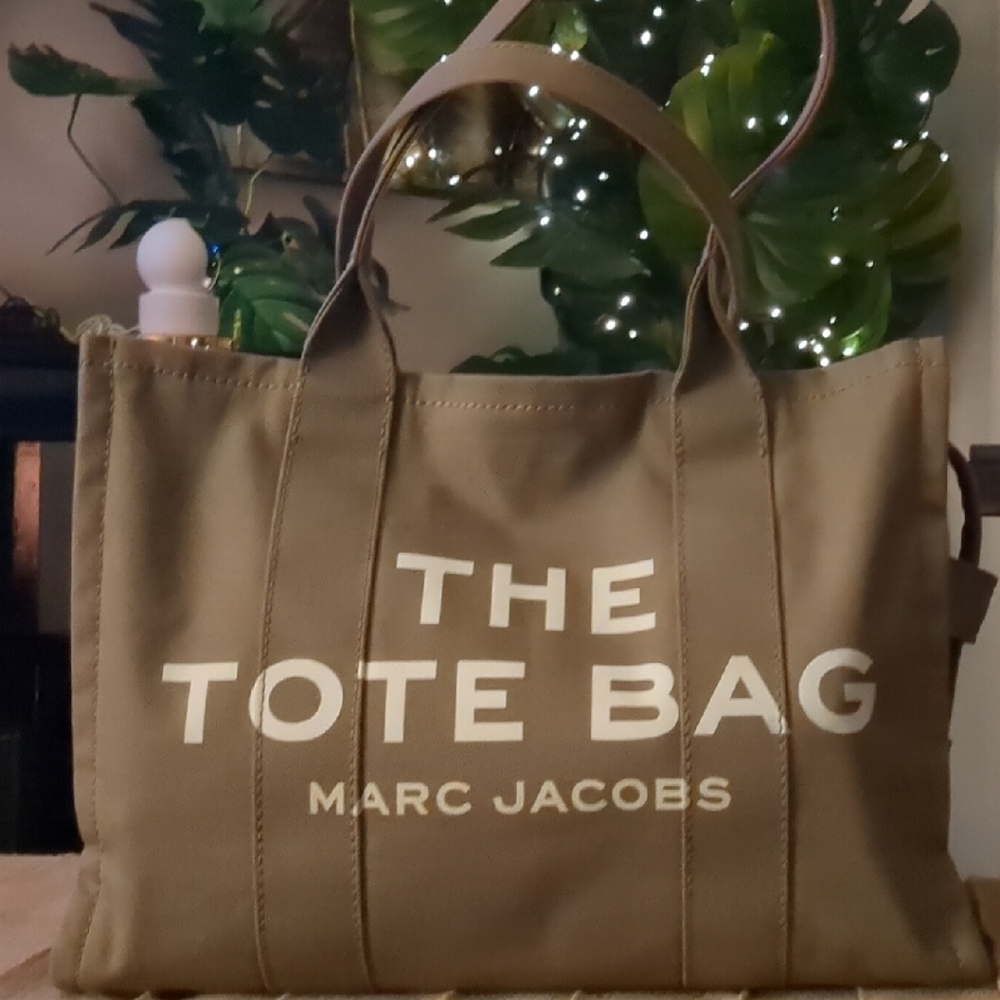 👄💗Marc Jacobs Sage Large Tote with White and CreamAccents